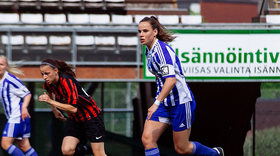 Jennifer Ludemann playing on the Women's Soccer Team