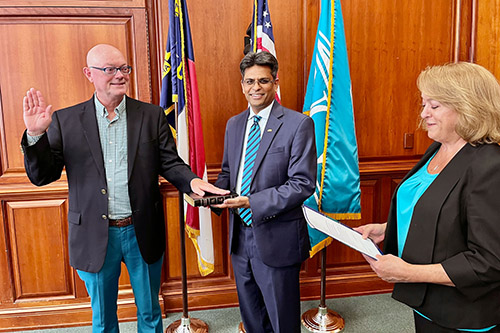 Steve Griffin taking  oath